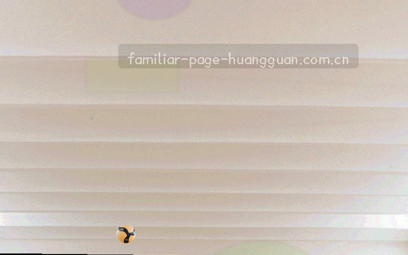 经幡蓝色标签与细绳并排悬挂，标签为纯色无文字